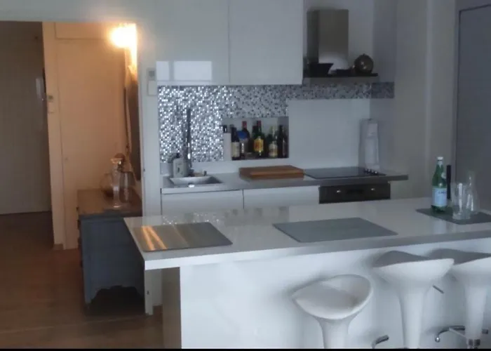 Les Pieds Dans L Eau, Vue Sur Les îles D’or Hotel *